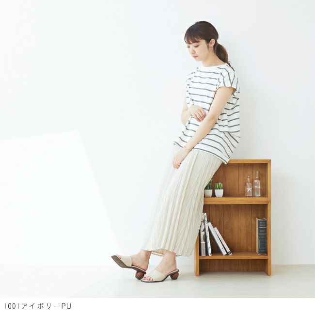 menue (メヌエ) スクエアトゥ変形ヒールサンダル