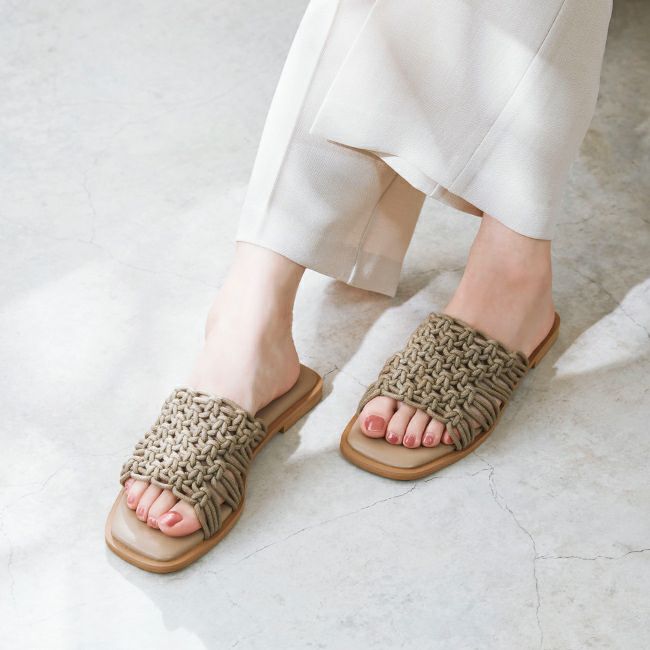 menue (メヌエ) スクエアトゥ編み込みフラットサンダル