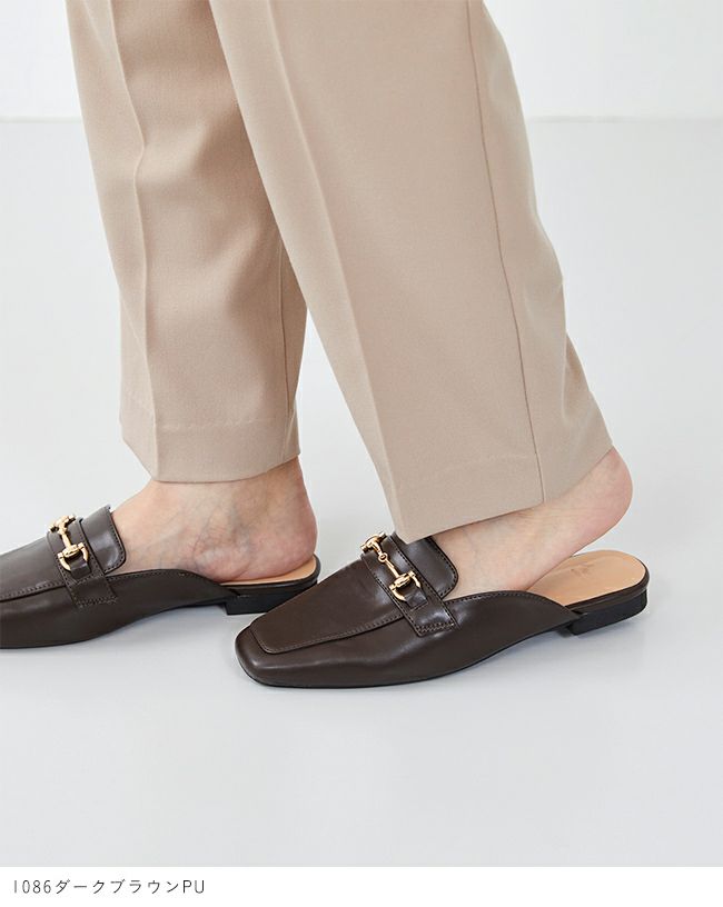 menue (メヌエ) ビット付きスクエアトゥローファーミュール