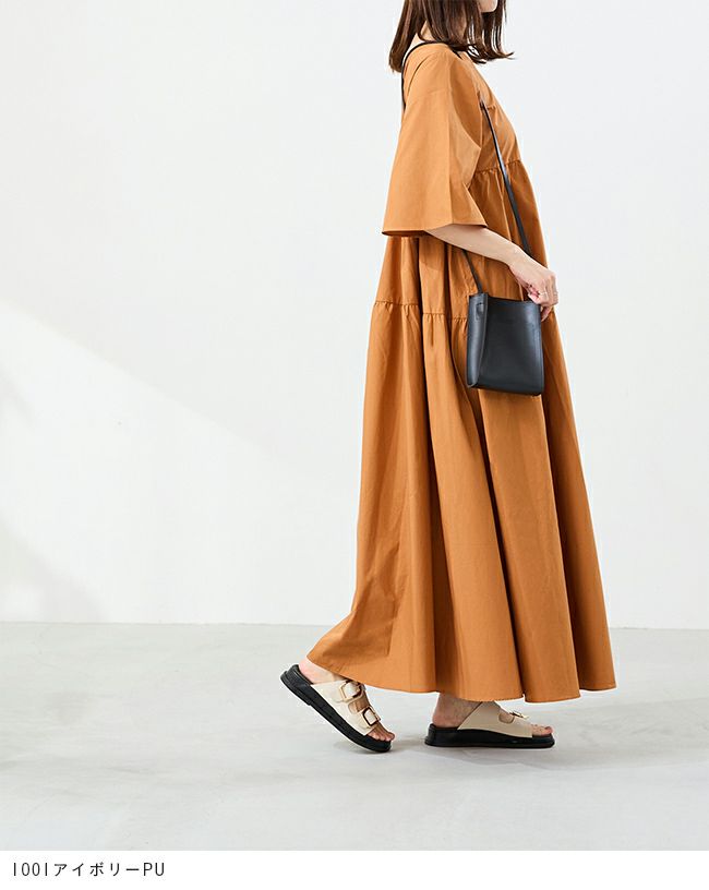 menue (メヌエ) ゴールドバックル フラットサンダル