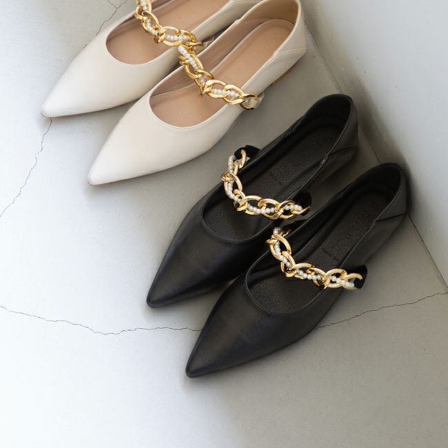 menue (メヌエ) パールチェーン ポインテッドトゥ バブーシュパンプス